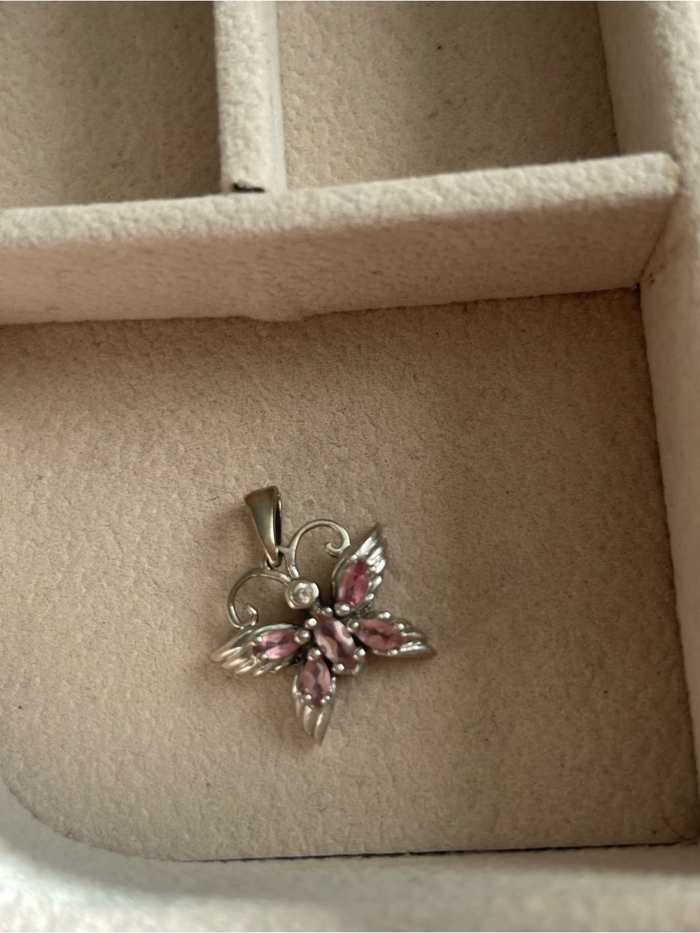 10k gold and diamond butterfly pendant🩷